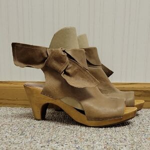 Miss Albright Tan Leather Mules with Bow Detail Sz 7, NWOT